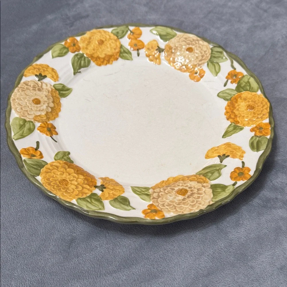 Vintage Metlox Poppytrails Sculpted Zinnia #1073 Set of 2 Dinner Plates 10.5”‎